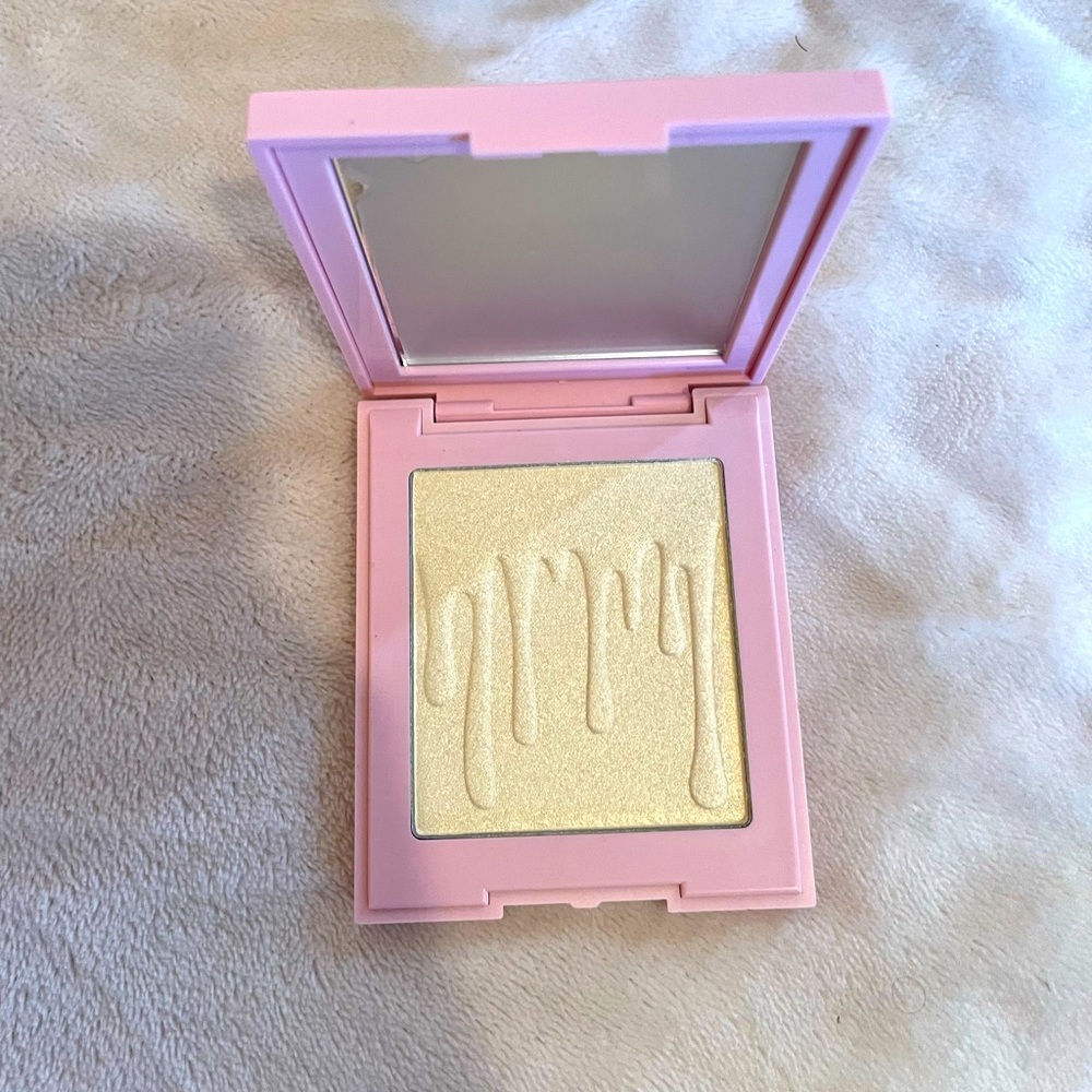 Kylie cosmetics highlighter